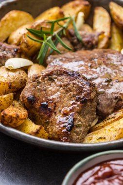Izgara Dana Biftek Barbekü sosu kavrulmuş patates ve biberiye ile