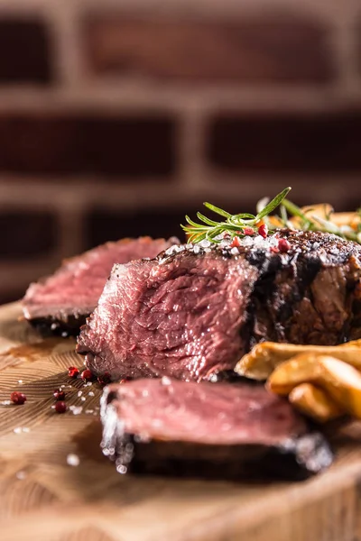 Grillezett marhahús steak burgonya krumpli fából készült táblán — Stock Fotó
