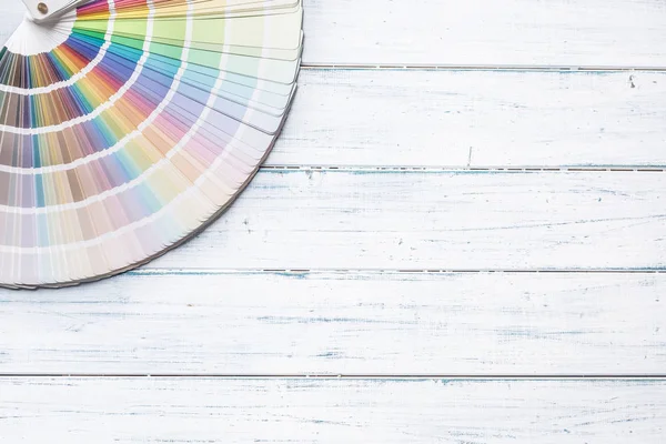 Ahşap bir masada boyama için renk paleti - görünümün üst