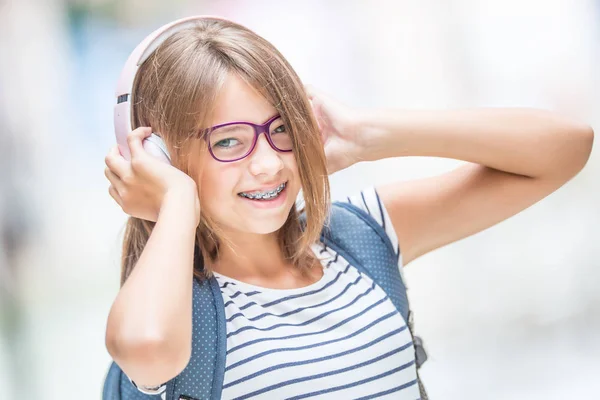 Szczęśliwy uśmiechnięta uczennica z dentystycznych szelki i okulary chodz — Zdjęcie stockowe