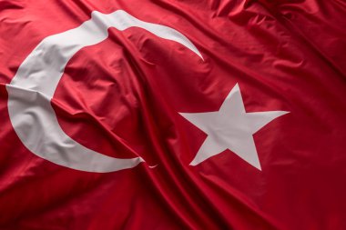 Türkiye bayrağı rüzgarın üstünde sallıyor-bakış