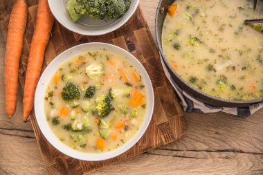 Brokoli havuç soğan ve diğer malzemelerden sebze çorbası. Sağlıklı vejetaryen yemekler ve yemekler