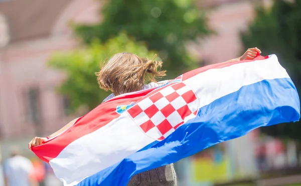 Ευτυχισμένο κορίτσι τουρίστρια περπάτημα στο δρόμο με Κροατική σημαία — Φωτογραφία Αρχείου