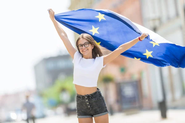 Roztomilá šťastná mladá dívka s vlajkou Evropské unie v — Stock fotografie