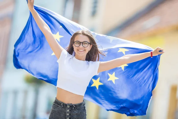 Roztomilá šťastná mladá dívka s vlajkou Evropské unie v — Stock fotografie
