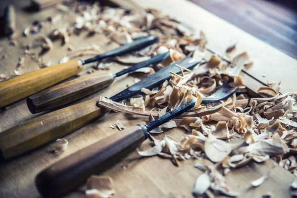 Träbearbetning Vintage verktyg stämjärn med trä sjingar på retro Workbench — Stockfoto