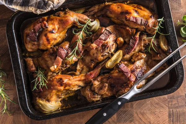 Geportioneerd konijn in een pan met UI rozemarijn en saus — Stockfoto