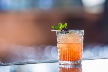 Kokteyl içki bramble siyah çilek ve barcounter gece kulübü ya da Restoran, nane ile