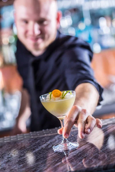 Профессиональный бармен делает коктейльный напиток замороженной маргариты . — стоковое фото