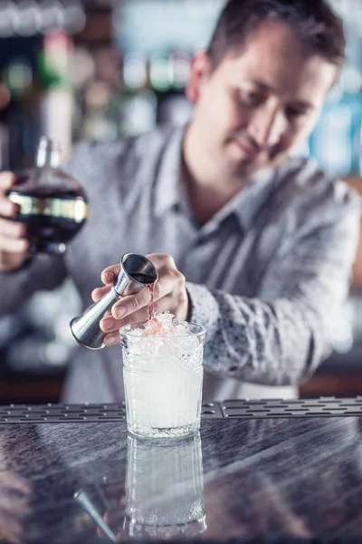 Professional barman making alcoholic cocktail drink — Stock Photo, Image