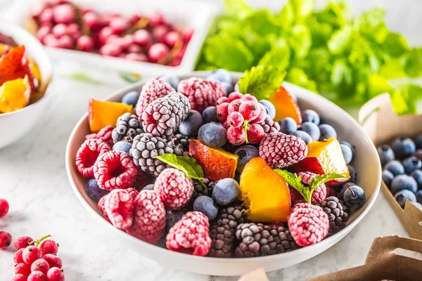 Gefrorene Früchte Blaubeeren Brombeere Himbeere rote Johannisbeere Pfirsich und Kräuter Melisse — Stockfoto