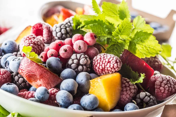 Gefrorene Früchte Blaubeeren Brombeere Himbeere rote Johannisbeere Pfirsich und Kräuter Melisse — Stockfoto