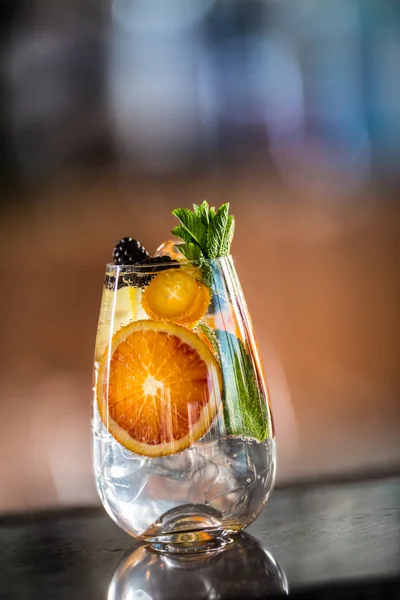 Джин тоник коктейль со свежими тропическими фруктами на барной стойке в щенок или ресторан — стоковое фото