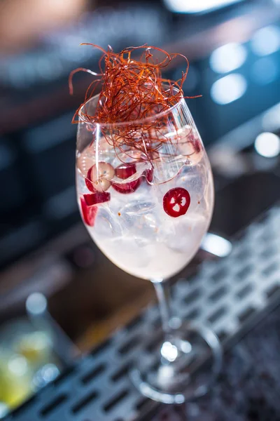 Gin Tonic Cocktails im Weinglas mit Chili auf der Theke im Pub oder Restaurant — Stockfoto
