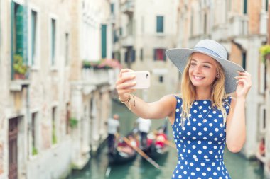 Mavi polka nokta elbise güzel gir gezgin turist kendini yapmak