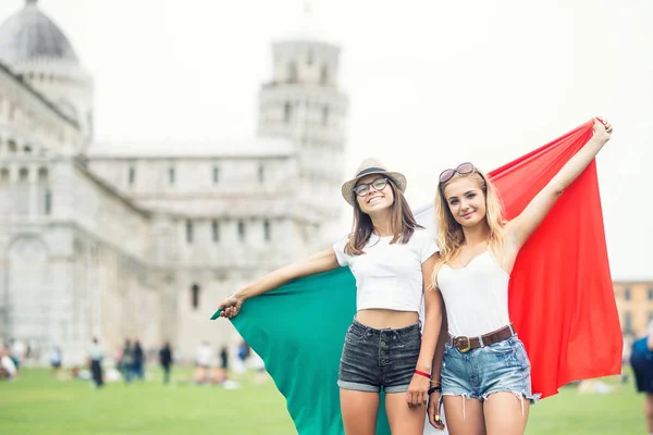 Jeune adolescent filles voyageur avec drapeau italien avant l'historique — Photo