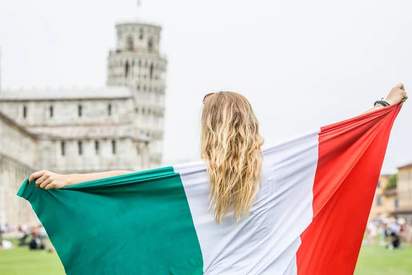 Jeune adolescente voyageur avec drapeau italien avant le t historique — Photo