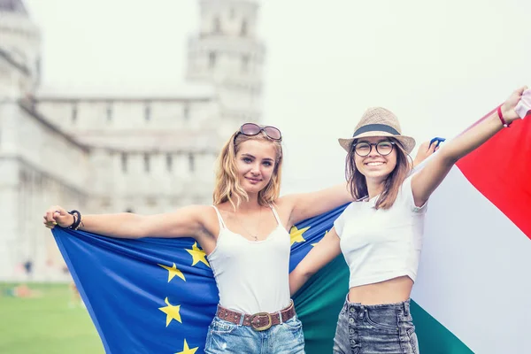 Jeune adolescente voyageuse avec des drapeaux d'union italiens et européens — Photo