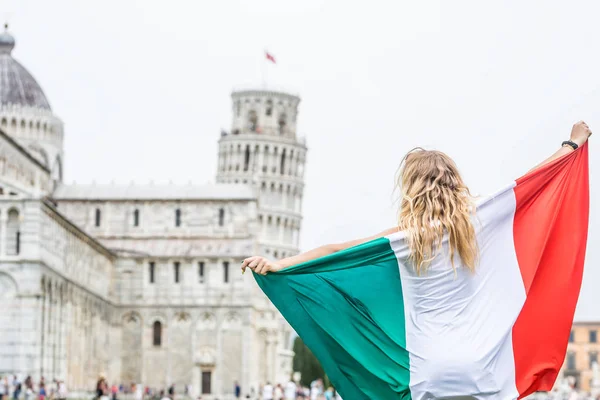 Młody nastolatek dziewczyna podróżnik z włoskiej flagi przed historycznym t — Zdjęcie stockowe
