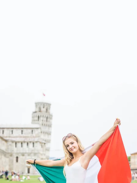 Młody nastolatek dziewczyna podróżnik z włoskiej flagi przed historycznym t — Zdjęcie stockowe