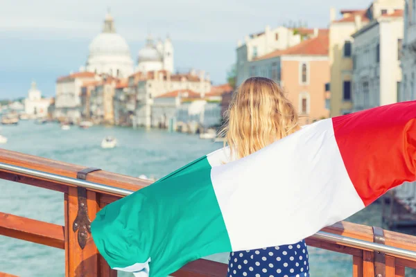 Turystyczna kobieta z włoskiej flagi na moście na Canal Grande w — Zdjęcie stockowe