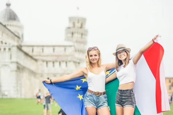 Jeune adolescente voyageuse avec des drapeaux d'union italiens et européens — Photo