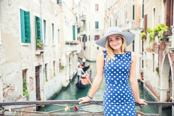 Lycklig ung attraktiv kvinna mode modell av Venedig Italien i bl — Stockfoto