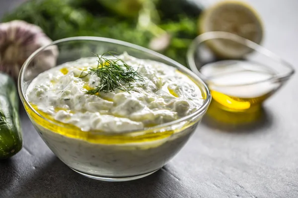 Tzatziki sause en un tazón de vidrio eneldo pepino aceite de oliva limón y ajo —  Fotos de Stock