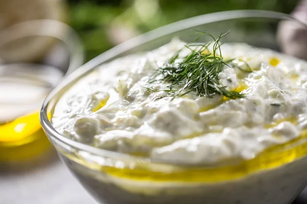 Tzatziki sause en un tazón de vidrio eneldo pepino aceite de oliva limón y ajo —  Fotos de Stock