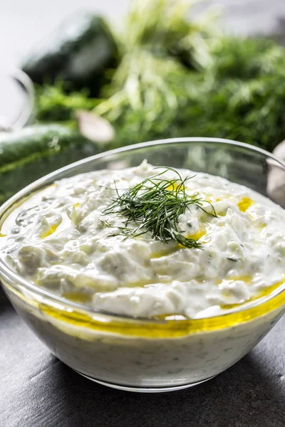 Tzatziki sause in einer Glasschüssel Dill Gurke Olivenöl Zitrone und Knoblauch — Stockfoto