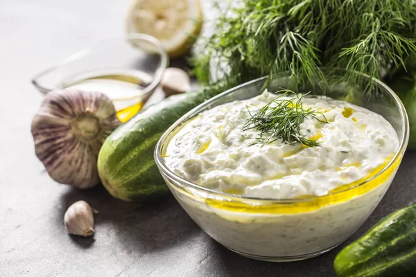 Tzatziki saus in een glazen kom Dille komkommer olijfolie citroen en knoflook — Stockfoto