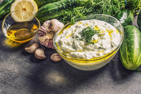 Tzatziki saus in een glazen kom Dille komkommer olijfolie citroen en knoflook — Stockfoto