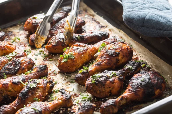 Patas de pollo a la parrilla barbacoa con especias hierbas y sésamo sobre papel cocido. Harina de aves de corral asada en plato tostado — Foto de Stock