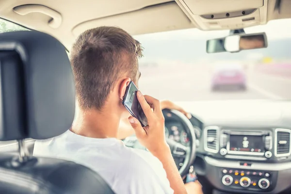 Hombre conduciendo coche y llamando desde el teléfono inteligente — Foto de Stock