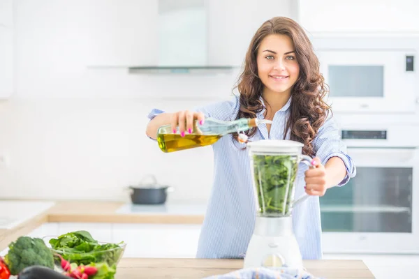 Mujer haciendo sopa de verduras o batidos con licuadora en su kit —  Fotos de Stock