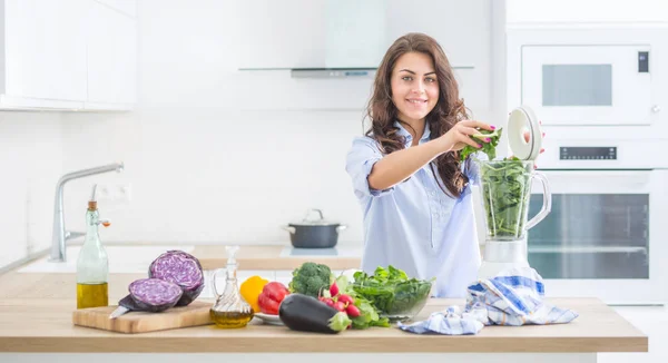Mujer haciendo sopa de verduras o batidos con licuadora en su kit —  Fotos de Stock