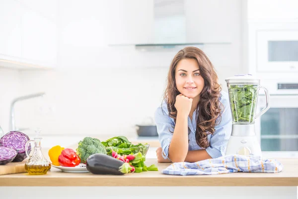 Donna che fa zuppa di verdure o frullati con frullatore nel suo kit — Foto Stock