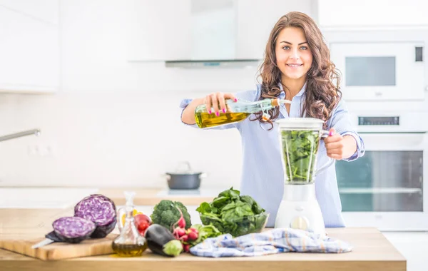 Mujer haciendo sopa de verduras o batidos con licuadora en su kit —  Fotos de Stock