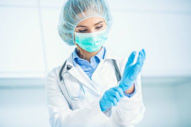Steril giyim doktor kadın cerrah uzman s koyarak