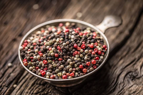 Gemengde peperkorrels rood zwart en wit in Bowl-close-up — Stockfoto