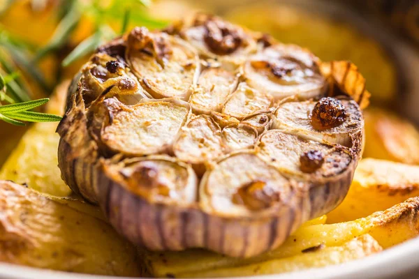 Rostad Vitlök tillsammans med potatis rosmarin salt och kryddor — Stockfoto