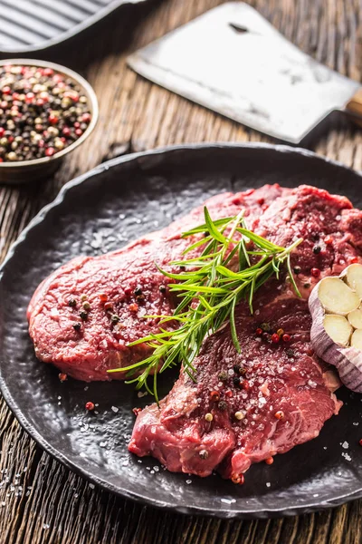 Nötkött meeat RIB-Ögonbiff wit rosmarin salt och peppar på svart tallrik — Stockfoto