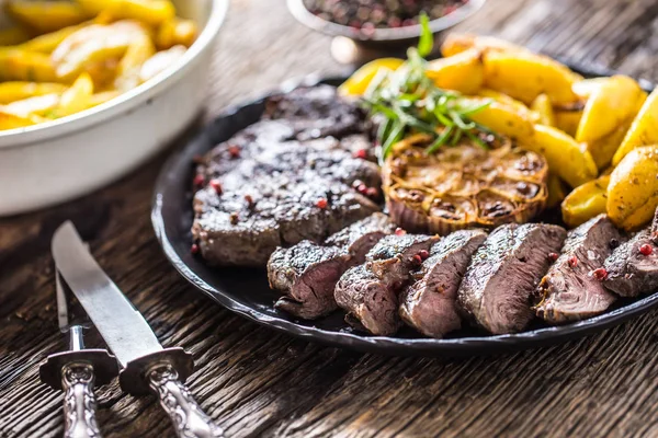 Costoletta di manzo alla griglia bistecca con aglio patate americane rosmarino sale e spezie — Foto Stock