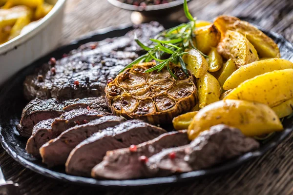 Costoletta di manzo alla griglia bistecca con aglio patate americane rosmarino sale e spezie — Foto Stock