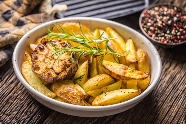 Aglio arrosto con rosmarino di patate sale e spezie — Foto Stock