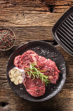 Sığır meeat Rib-Eye biftek zekâ biberiye tuz ve biberiye siyah plaka
