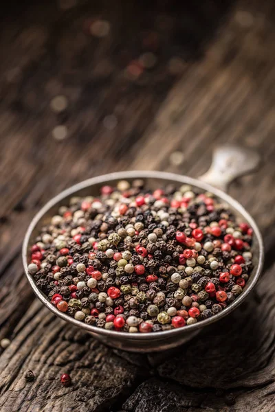 Mélange de grains de poivre rouge noir et blanc dans un bol - Gros plan — Photo