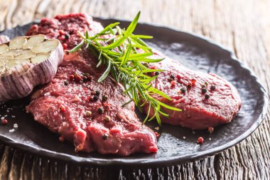 Sığır meeat Rib-Eye biftek zekâ biberiye tuz ve biberiye siyah plaka