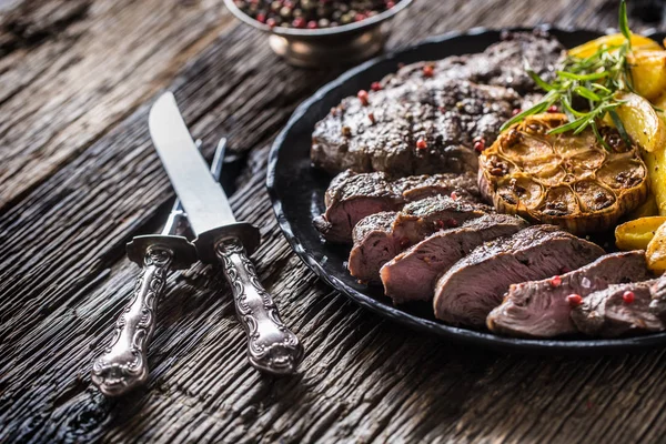 Grillad biff RIB Eye Steak med vitlök amerikansk potatis rosmarin salt och kryddor — Stockfoto