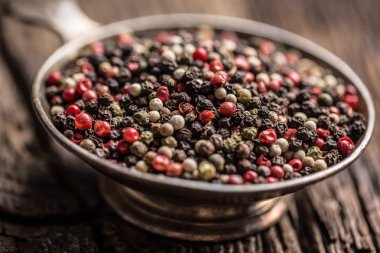 Karışık biber kırmızı siyah ve beyaz kase - Yakın çekim